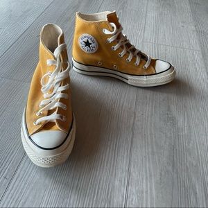 Chuck Taylor high top converse in sunflower. Sz 6.5
